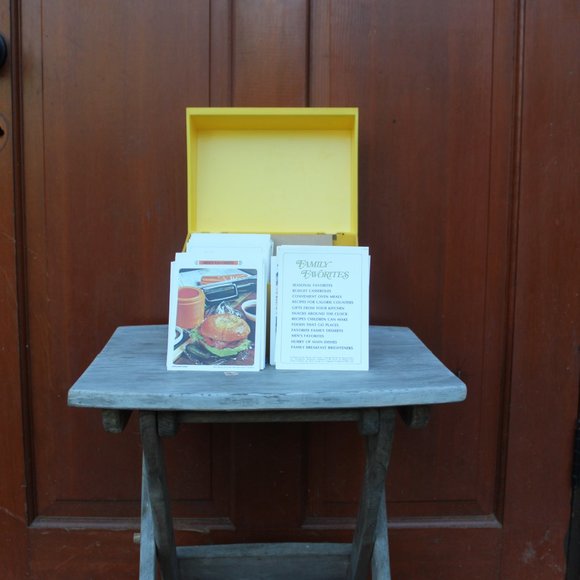 Vintage Betty Crocker Recipe Box • 1971 • 243 Cards • Retro Kitchen Collectible - Picture 1 of 13